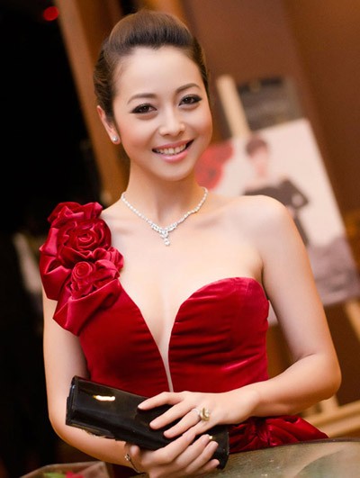 Hoa hậu Jennifer Phạm thường xuyên xuất hiện trong những bộ đầm xẻ ngực sâu gợi cảm, khoe khéo vòng 1 đáng ngưỡng mộ.