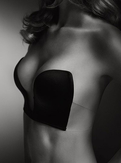 Loại áo "kỳ diệu" mang tên Plunge backless and strapless bra chính là công cụ hỗ trợ đắc lực khi phái đẹp diện những kiểu đầm sexy.
