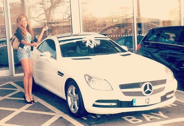 Chiếc Mercedes màu trắng tuyệt đẹp của Gina.