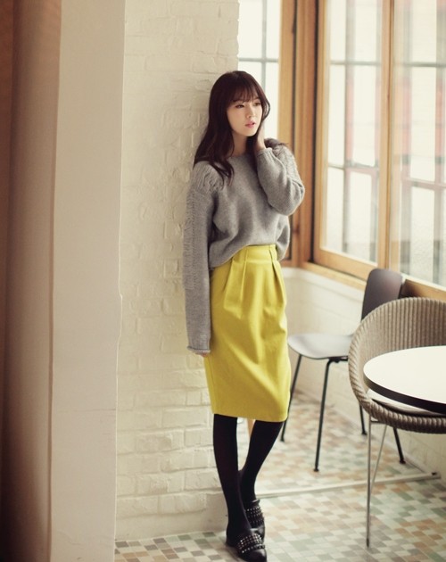 Chiếc váy màu vàng chanh sẽ giúp bạn nổi bật tuyệt đối. Phối cùng áo len màu ghi đơn giản là lựa chọn thông minh để bộ đồ trông lịch sự hơn.