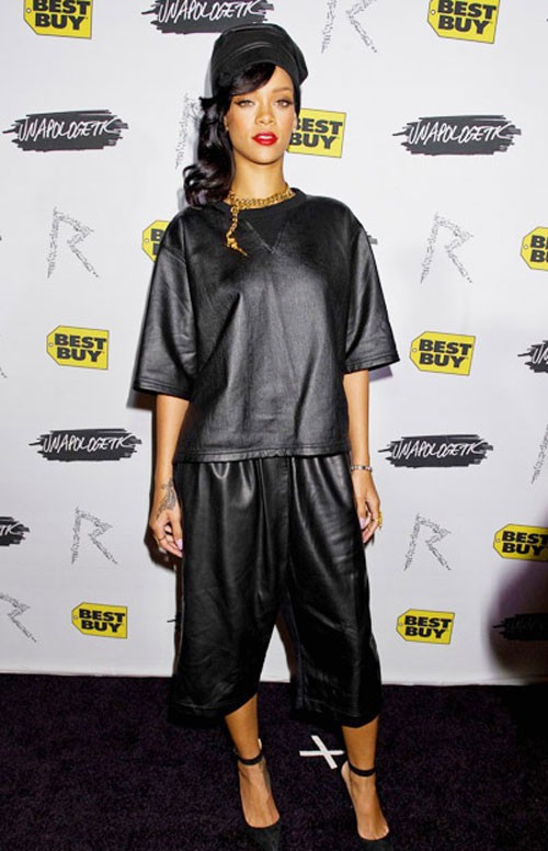 Đầy là bộ trang phục da luộm thuộm và nhăn nhúm của Rihanna
