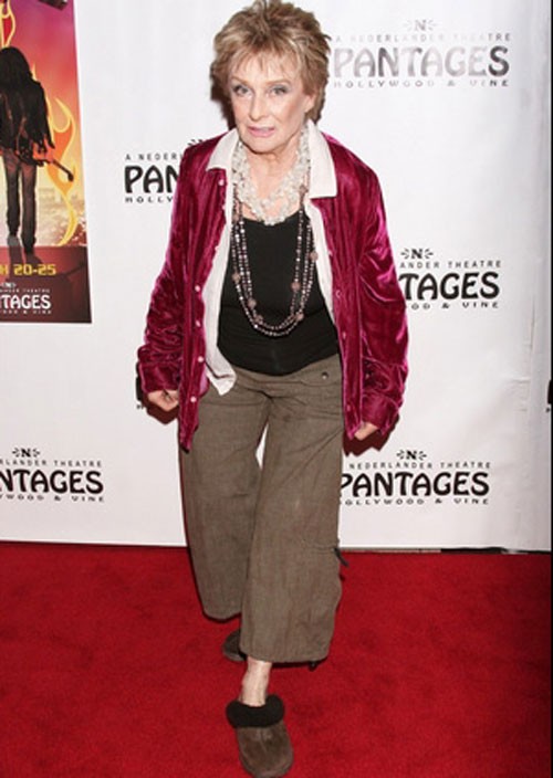 Cloris Leachman đứng trên thảm đỏ mà như trong nhà bếp