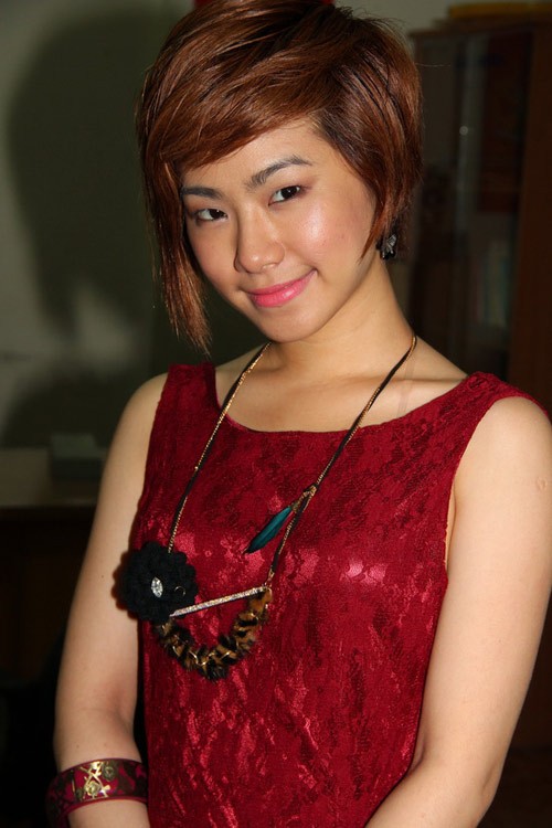 Ca sĩ "Cô gái Trung Hoa" đã chính thức biến hóa style từ kiểu tóc đến phong cách âm nhạc. Kiểu đầu trẻ trung này càng làm nổi bật đôi mắt một mí rất riêng của Lương Bích Hữu.