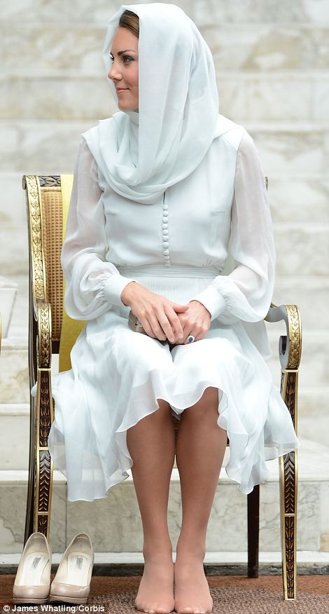 Đến thăm một nhà thờ hồi giáo tại Kuala Lumper, Kate đã rất thông minh khi chọn một thiết kế có khăn trùm đầu, đúng với hình ảnh phụ nữ hồi giáo.