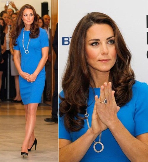 Kate thể hiện sự ủng hộ với nhà thiết kế người Anh Stella McCartney và thế vận hội Olympic London với bộ váy màu xanh dương tại triển lãm Chân dung quốc gia được diễn ra trong thời gian diễn ra thế vận hội. Stella McCartney chính là NTK chính thức cho thời trang của VĐV Anh