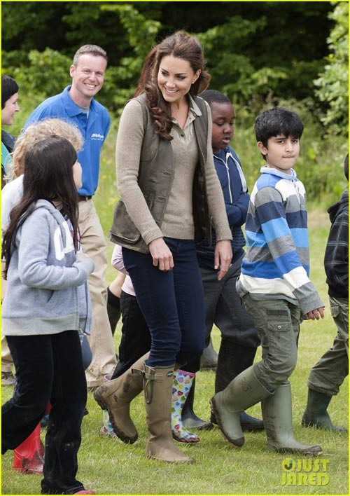 Một công nương Anh năng động và rất giản dị với boot và quần jean khi cô tham gia hoạt động ngoại khóa với các em học sinh tiểu học