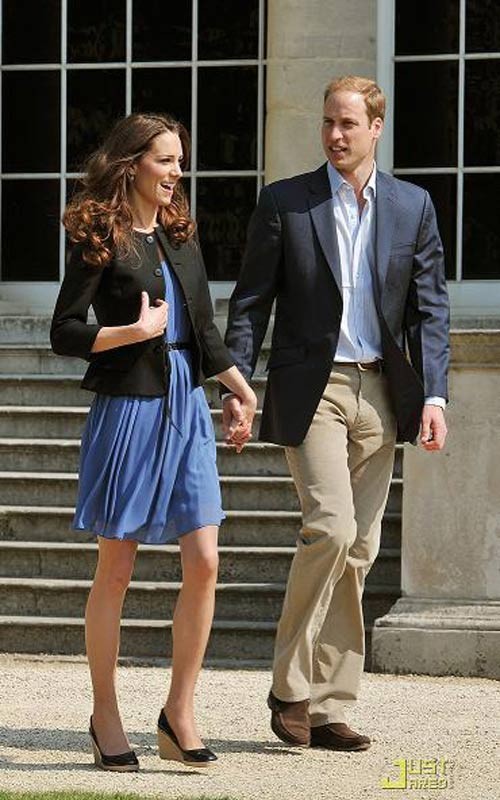 Cho những hoạt động diễn ra sau ngày cưới, Kate chọn chiếc váy màu xanh hoàng gia của thương hiệu Zara có mức giá khá rẻ chỉ 50 bảng Anh
