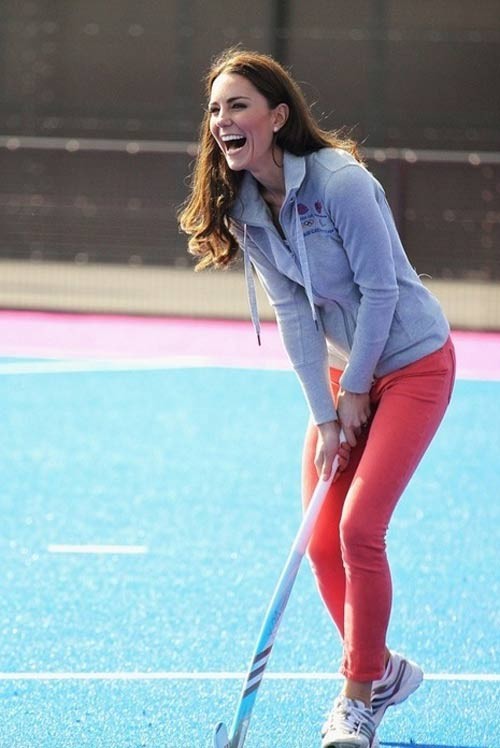 Chiếc quần jean hồng này ngay lập tức được bán hết sạch trên các trang hàng online sau khi Kate mặc nó để chơi môn hockey