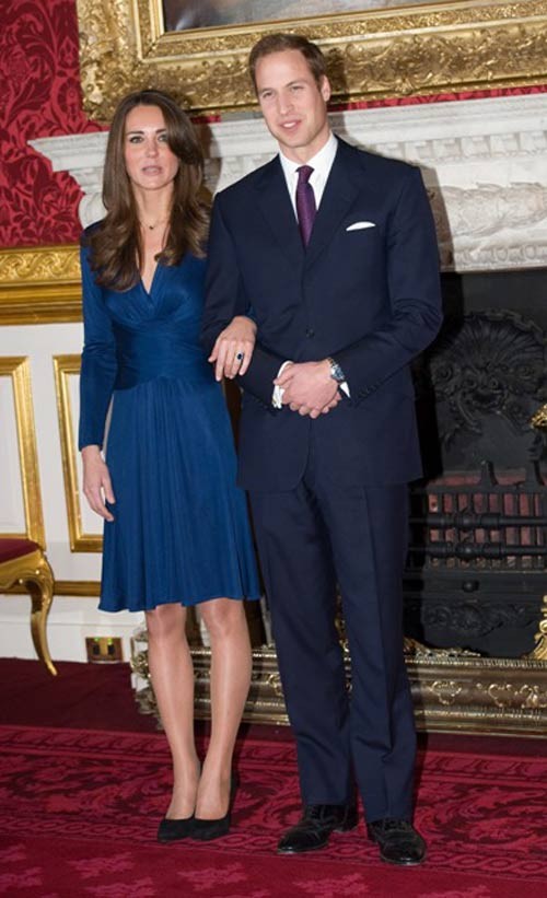 Trong buổi lễ đính hôn, Kate chọn chiếc váy giản dị mang sắc dương hoàng gia của Issa. Đây chính là thương hiệu cô yêu thích nhất.