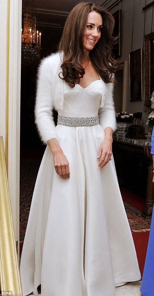 Kate mặc một thiết kế của Sarah Burton cho bữa tiệc ngay sau ngày cưới