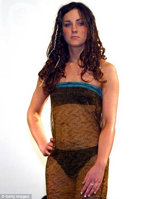 Bộ váy trong suốt này là hình ảnh táo bạo duy nhất của Kate Middleton. Khi đó cô là người mẫu trình diễn cho một show diễn thời trang 'cây nhà lá vườn' của ngôi trường đại học của mình. Sau đó nó đã được bán đấu giá với giá 78000 bảng