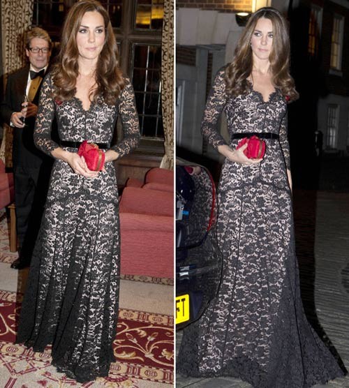 Chiếc váy ren gợi cảm này trước đây đã từng được Kate Middleton mặc tại buổi lễ ra mắt phim Horse War. Và cô tiếp tục tái sử dụng nó khi đến tham dự lễ kỷ niệm 600 năm thành lập của trường đại học St Andrew.