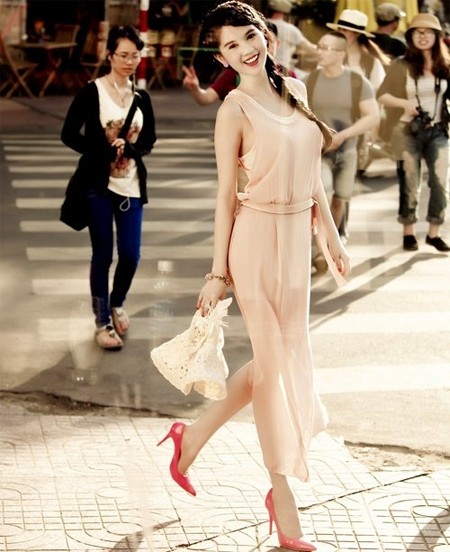 Chẳng ai rời mắt được chiếc váy max màu hồng pastel được mix với thật chuẩn với giầy hồng đậm và tóc tết vương miện