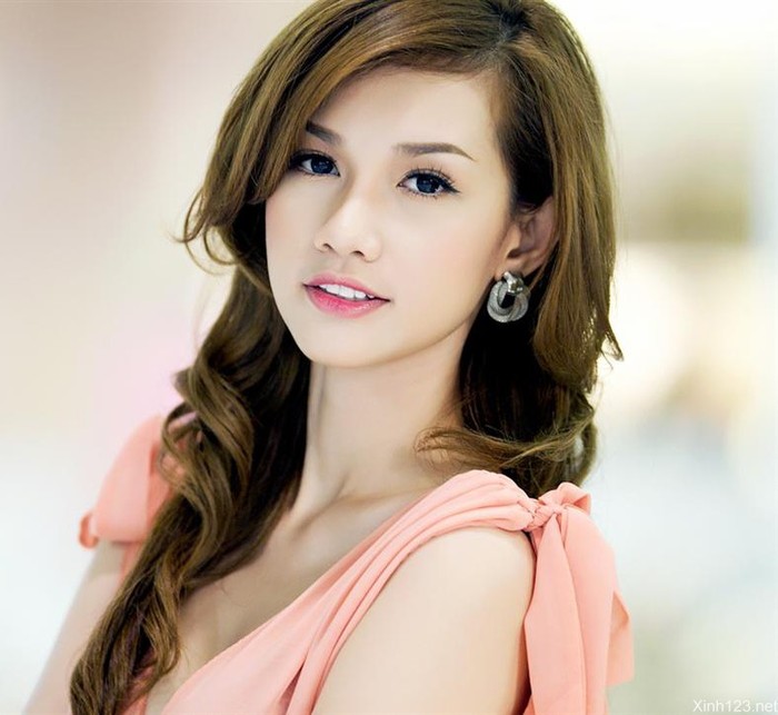 Gương mặt cô thanh tú hơn, sống mũi cao thẳng gọn khiến Quỳnh Chi trở nên thật xinh đẹp và rạng ngời