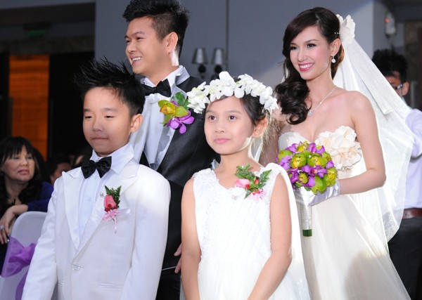Hình ảnh xinh đẹp, lộng lẫy và hạnh phúc của cô dâu Quỳnh Chi trong đám cưới với con trai 'đại gia thủy sản'