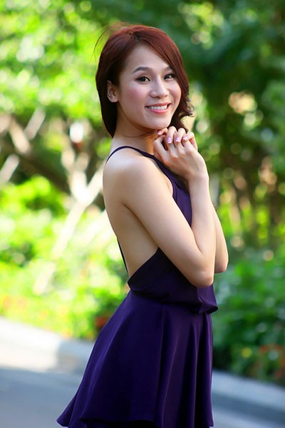 Thái Hà nữ tính và thu hút với sắc tím nhẹ nhàng cùng thiết kế buông vai trần gợi cảm.