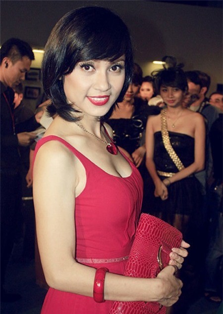 Người đẹp Tây Đô" Việt Trinh khoe vẻ thanh xuân ở tuổi 41 với vòng 1 đầy đặn qua chiếc váy cổ sâu.
