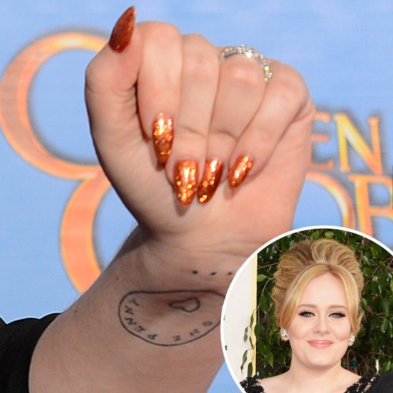 Với bộ trang phục tông đen, Adele chọn cho mình màu nail thật sự nổi bật và bắt mắt - màu cam đậm + sơn bóng nhũ.