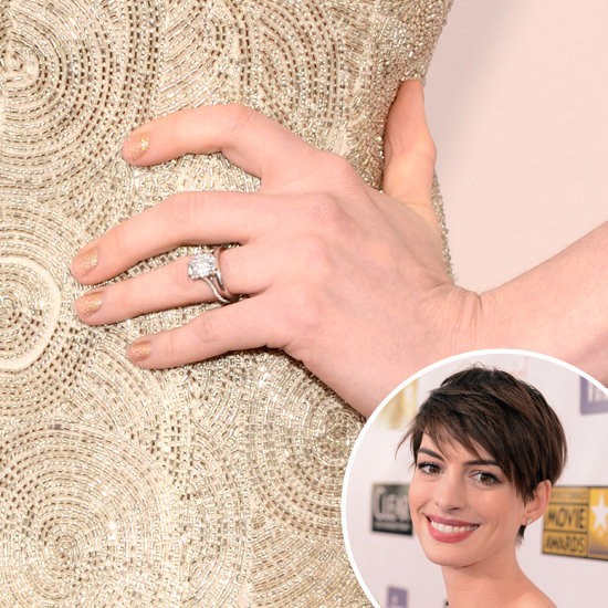 Anne Hathaway yêu thích màu nail vàng ánh kim.