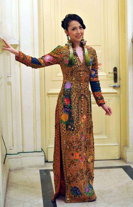 Diễn viên múa Linh Nga gây ấn tượng với chiếc áo dài có hoa văn cầu kỳ, bắt mắt.