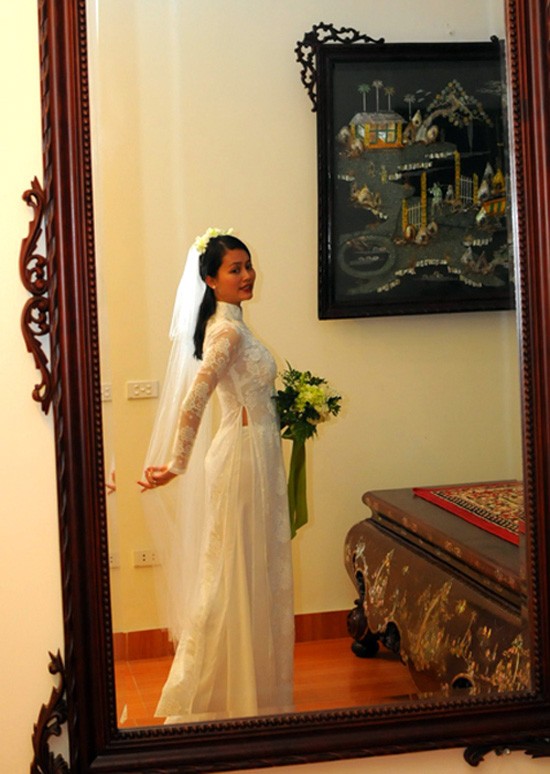 Đỗ Hải Yến và chiếc áo dài cưới may bằng vải ren hoa, lót crêpe và satin trong ngày cưới.