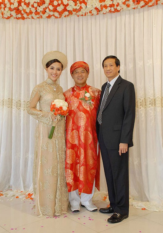 Á hậu Dương Trương Thiên Lý diện áo dài có thiết kế đặc biệt màu vàng đồng ánh kim trong đám cưới với doanh nhân Nguyễn Quốc Toàn.
