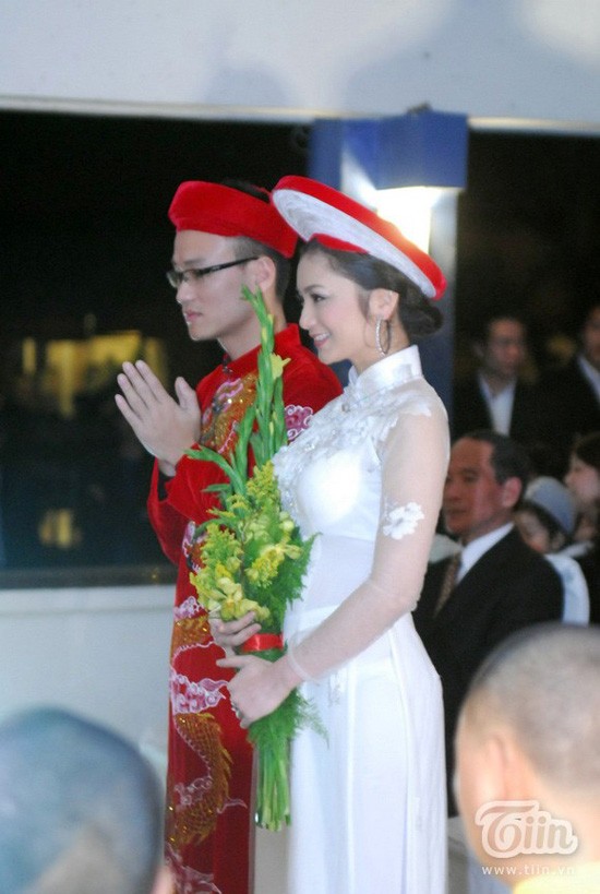 Diễn viên Diệu Hương tuyệt xinh trong chiếc áo dài trắng tinh khôi.