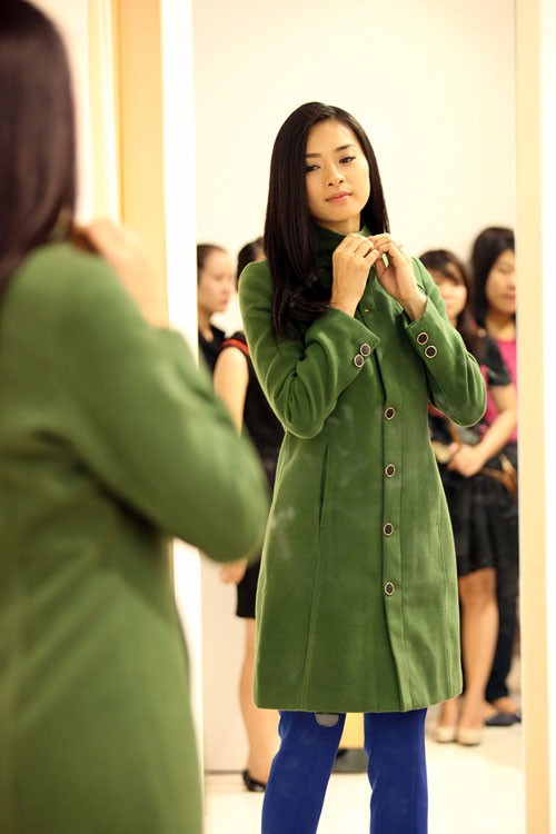 Cô nàng 'đả nữ' Ngô Thanh Vân thật dịu dàng và xinh đẹp trong chiếc áo khoác đơn giản màu xanh lá