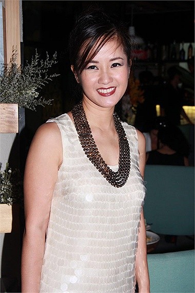 Hồng Nhung cũng làm fan lạ mắt với hình ảnh thiếu nữ của mình dù cô đã 40.