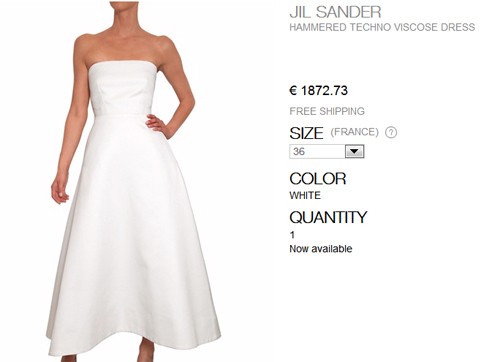 Chiếc váy do Thủy Tiên thiết kế có kiểu dáng giống hệt trang phục của thương hiệu Jil Sander từ phần quây ngực, kiểu dáng đến hai chiếc túi to bên hông
