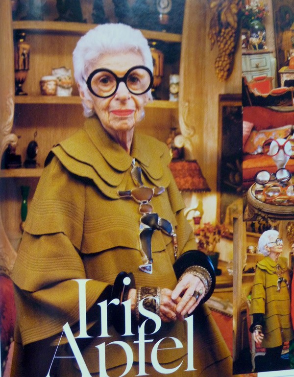Dù đã 91 tuổi, cụ bà Iris vẫn không ngại diện những thiết kế dường như chỉ dành cho giới trẻ, điển hình là denim, quần ống vảy... Bên cạnh đó, cụ rất ưa chuộng màu son đỏ, cam như một cách để làm nổi bật lên làn da và mái tóc trắng của mình.