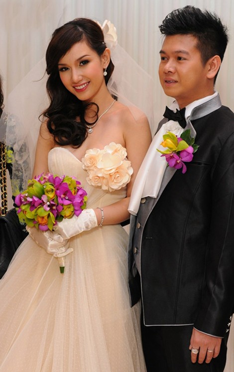 Vòng eo của cô chưa có gì thay đổi, còn nhan sắc Quỳnh Chi trong ngày cưới thật rạng ngời.