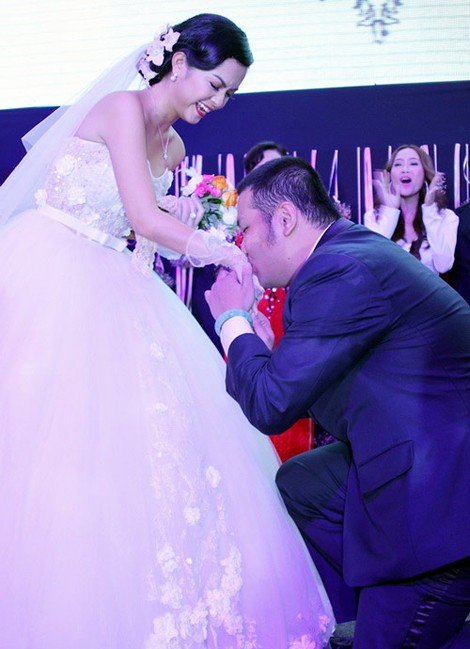 Ca sĩ Quỳnh Anh lộng lẫy, kiêu sa trong ngày cưới.