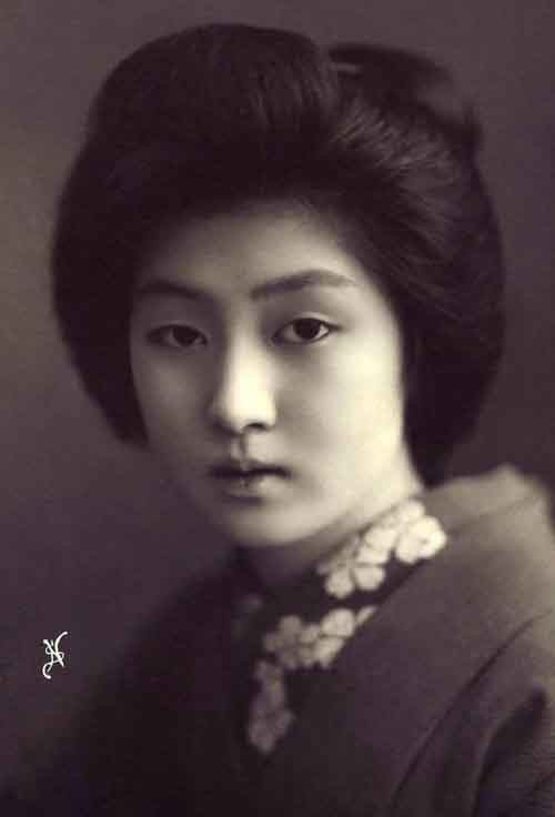 Hawaryu làm geisha tại Nhật Bản vào thời kỳ chuyển giao thế kỷ. Bức hình chụp cô trong bộ kimono đặc biệt với hoa văn cánh hoa anh đào trên cổ áo.