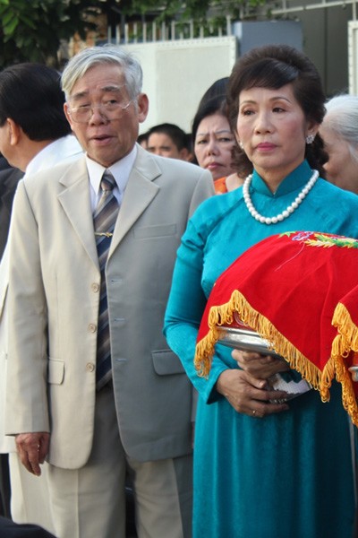 1. Bà Trương Thị Thanh (mẹ chồng Jennifer Phạm) Hiện nay, mẹ chồng của Jennifer Phạm đang là Phó Chủ tịch Hội đồng quản trị Tập đoàn FPT, nắm giữ hơn 4,4 triệu cổ phiếu FPT, tương đương 1,61%, tổng giá trị (đến ngày 23/11/2012) là 149,6 tỷ đồng.