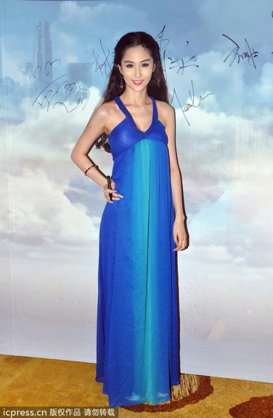 Lam Yến với váy màu xanh đậm ấn tượng và nổi bật