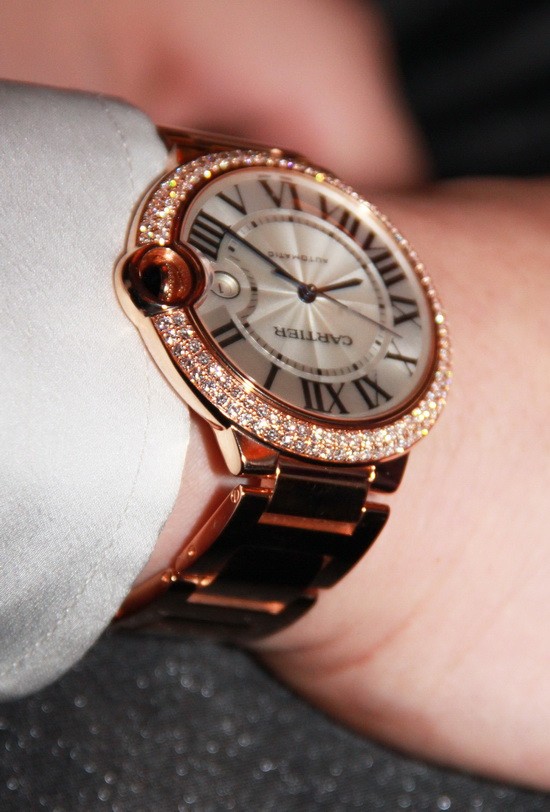 Chiếc đồng hồ được thiết kế bằng vàng vòng, trên mặt đính kèm 200 viên kim cương nhỏ.