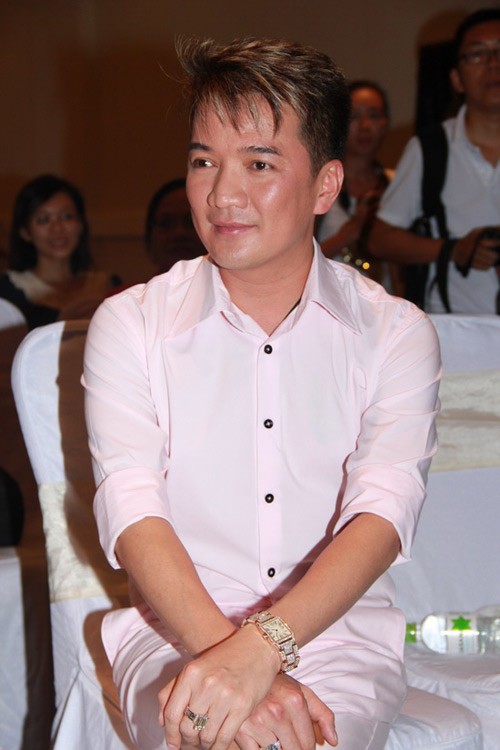 'Ông hoàng nhạc Việt' Đàm Vĩnh Hưng cũng thể hiện đẳng cấp chịu chơi của mình không kém với chiếc đồng hồ gắn kim cương trị giá khoảng 1 tỷ đồng.