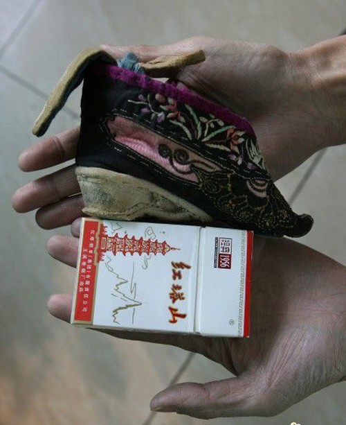 Để có thể thiết kế những đôi giày nhỏ như này, phụ nữ Trung Quốc cổ xưa phải thực hiện quy trình “bó chân”.