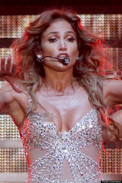 Nữ ca sĩ Jennifer Lopez do biểu diễn quá sung mà lộ hình dáng nhũ hoa trên sân khấu ở Italia hồi tháng 10/2012