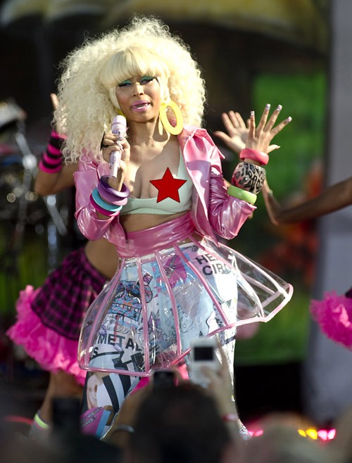 Nữ ca sĩ Nicki Minaj cũng bị lộ vòng 1