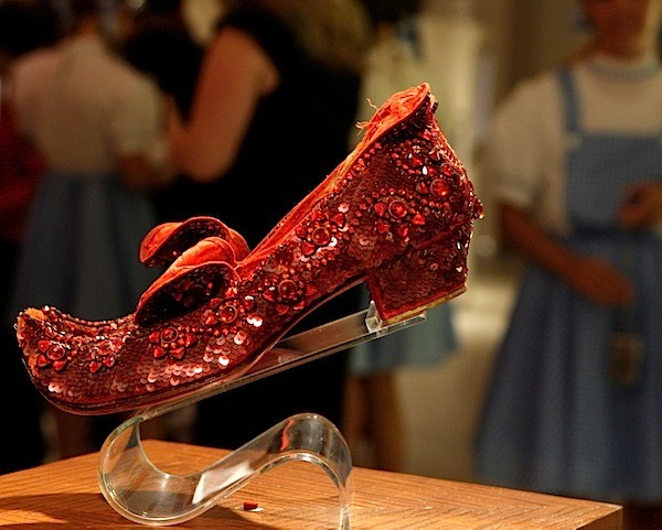 Đôi hài của the House of Harry Winston lấy cảm hứng từ bộ phim The Wizard of Oz. Nhà thiết kế tài năng Ronald Winston đã biến hóa cho đôi giầy với 4.600 viên hồng ngọc nặng 1.350 carat cùng 50 carat kim cương có giá 3 triệu USD (tương đương 62 tỷ đồng).