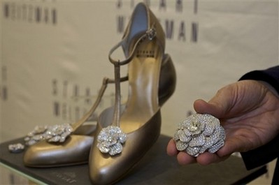 Đôi giày cao gót Retro Rose của Stuart Weitzman được kết 1.800 viên kim cương nặng 100 carat thành bông hồng đính trên giày. Nó mang phong cách cổ điển, lấy cảm hứng từ thời trang những năm 40. Đôi giầy này có giá 1 triệu USD (tương đương 20 tỷ đồng).