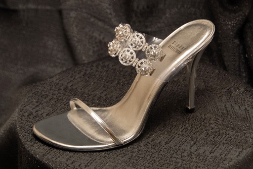 Đôi cao gót màu bạc của Stuart Weitzman có tên gọi là "Giấc mơ kim cương". Nó được gắn 1.420 viên kim cương nặng 30 carat và có giá 500.000 USD (tương đương 10 tỷ đồng).
