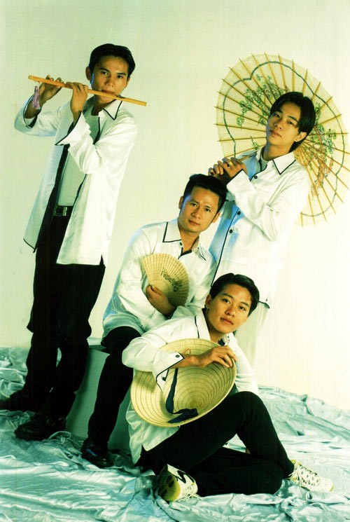 Ban nhạc Quả Dưa Hấu ngày nào: Tuấn Hưng, Bằng Kiều, Anh Tú, Tường Văn. Nhóm được thành lập từ năm 1998, đến năm 2000 thì quyết định tách theo sự nghiệp riêng.