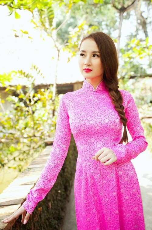 ới đây, Phương Trinh kết hợp với nữ ca sĩ chuyển giới Hương Giang thực hiện một bộ áo dài chào Xuân. Nhận được những phản hồi tích cực từ công chúng, nhưng gương mặt của cô nàng trở nên sắc hơn sau khi sửa mũi.
