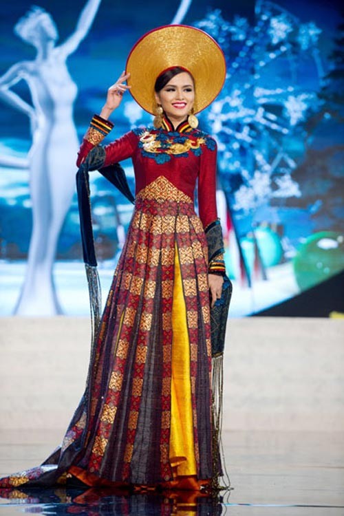 Diễm Hương đã rất được khen ngợi tại Hoa hậu hoàn vũ 2012 với tà áo dài thổ cẩm, đa màu sắc