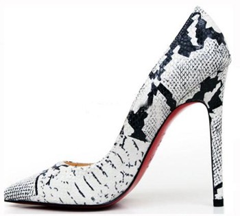 Giày dép họa tiết, chất liệu da rắn tạo vẻ đẹp nổi bật cho người sử dụng