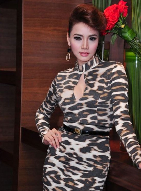 Trang Nhung thường chọn trang phục bó sát để chưng diện đường cong