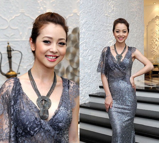 Nổi tiếng là người đẹp nghiện khoe, nên Hoa hậu Jennifer Phạm cũng là tín đồ của mốt xuyên thấu.